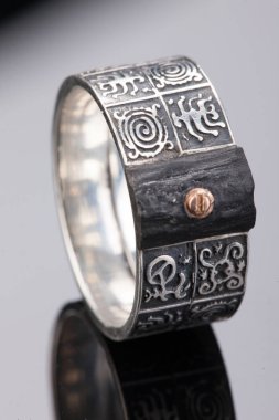 Siyah camlı hamburger.