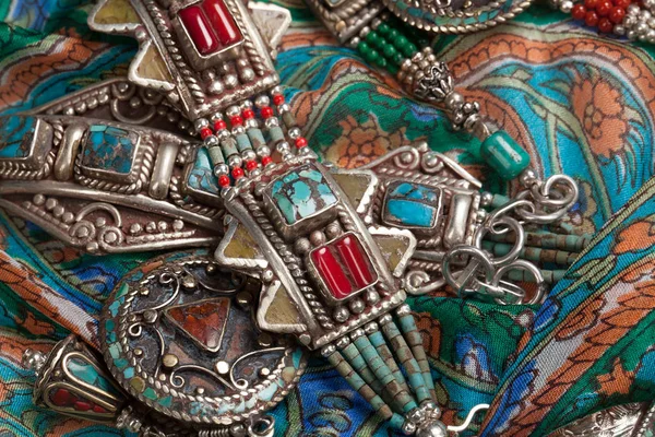 Perhiasan Buatan Tangan Pada Latar Belakang Kain — Stok Foto
