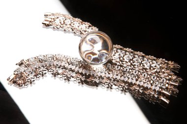 Zemin üzerine altın bilezik