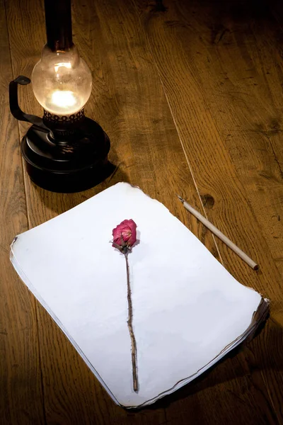 Vieille lampe à huile, manuscrit et rose — Photo