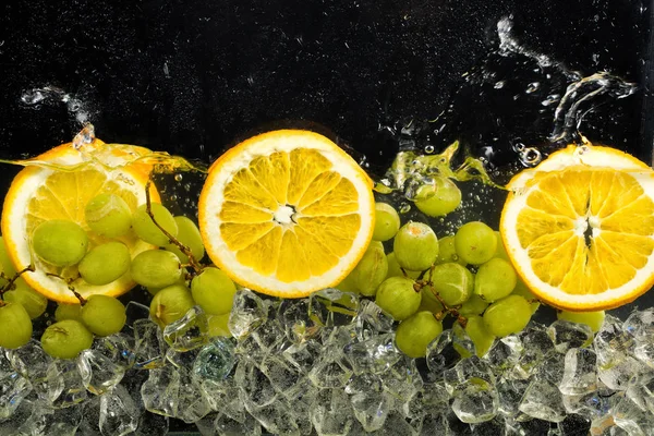 Arance, acqua e ghiaccio — Foto Stock