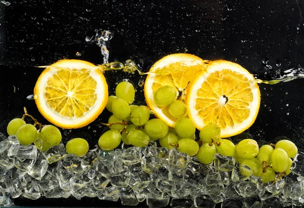 Arance, acqua e ghiaccio — Foto Stock