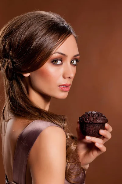 Joven Beauriful mujer con muffin — Foto de Stock