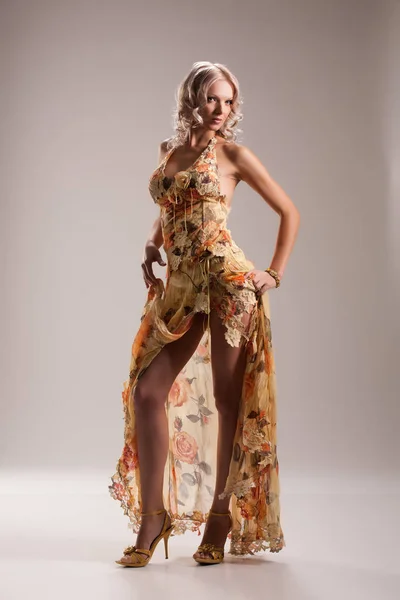 Mladá krásná žena v módní šaty — Stock fotografie