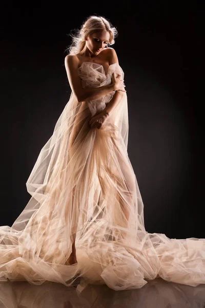 Jovem bela mulher em vestido elegante — Fotografia de Stock