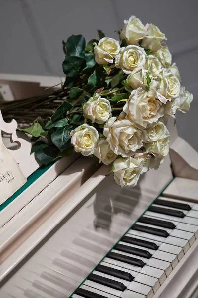 Muzyka i róże — Zdjęcie stockowe