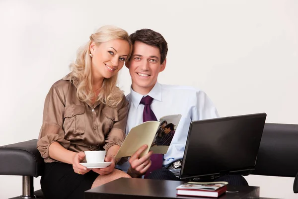 Mulher e homem no computador — Fotografia de Stock