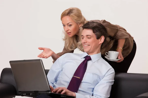 Frau und Mann am Computer — Stockfoto