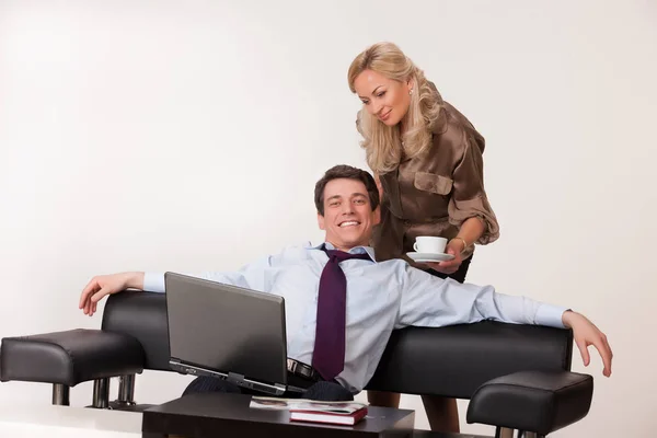 Mujer y hombre en el ordenador — Foto de Stock