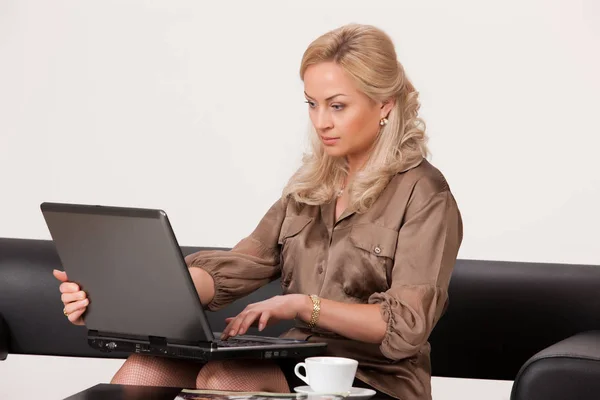 Young Woman Working At The Computer — Stock Photo, Image