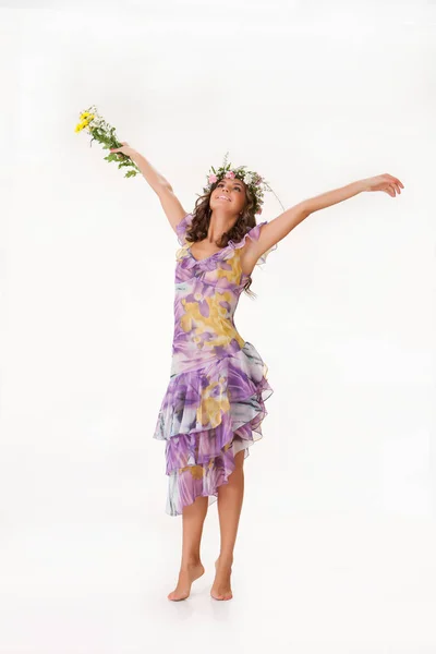 Jovem mulher com flor guirlanda — Fotografia de Stock