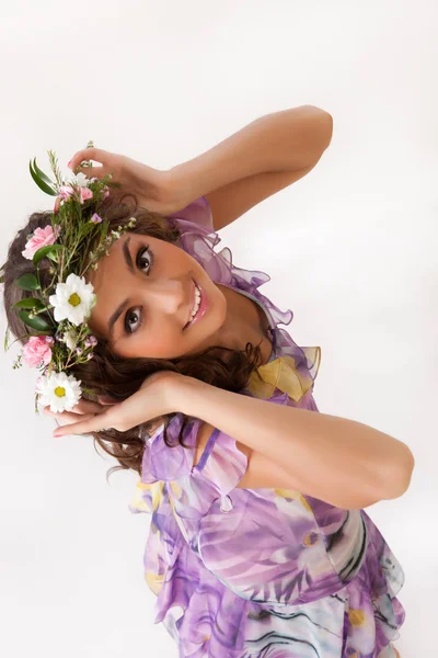 Jonge vrouw met Flower Garland — Stockfoto