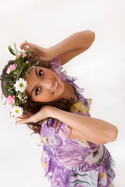 Mujer joven con guirnalda de flores —  Fotos de Stock