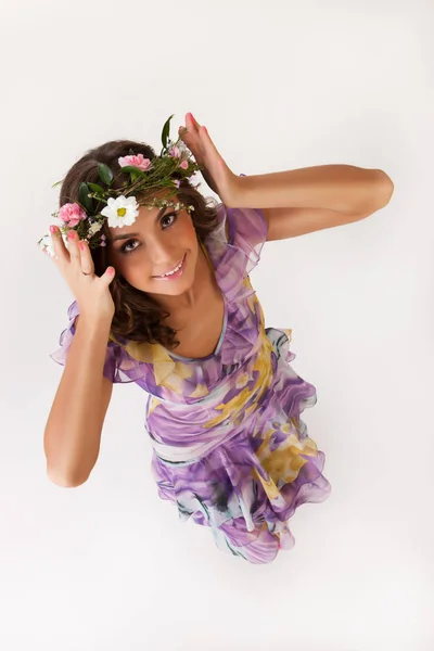 Jonge vrouw met Flower Garland — Stockfoto