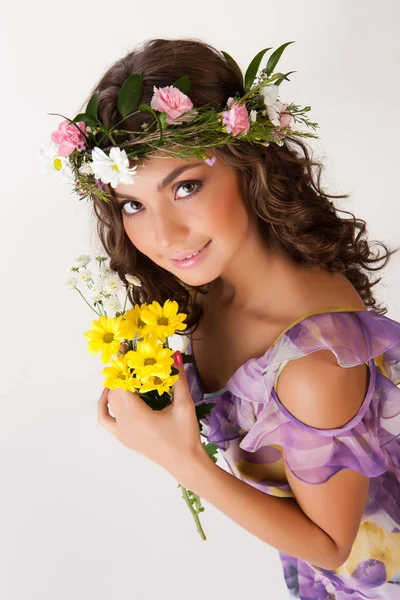 Mujer joven con guirnalda de flores — Foto de Stock