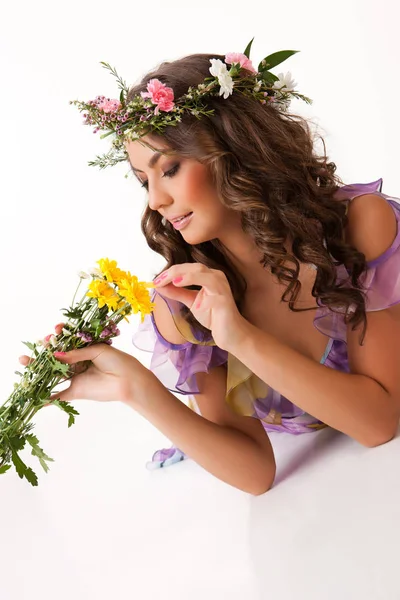 Jovem mulher com flor guirlanda — Fotografia de Stock