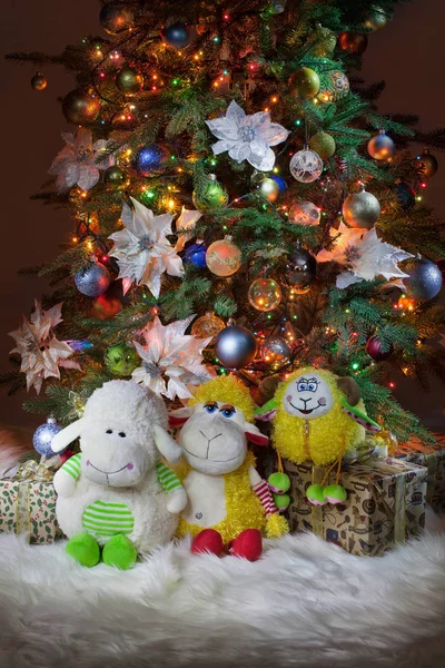 Brinquedos e Árvore de Ano Novo — Fotografia de Stock