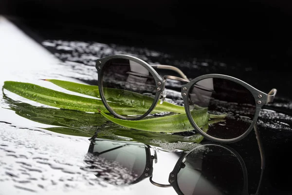 Солнечные очки на стекле — стоковое фото