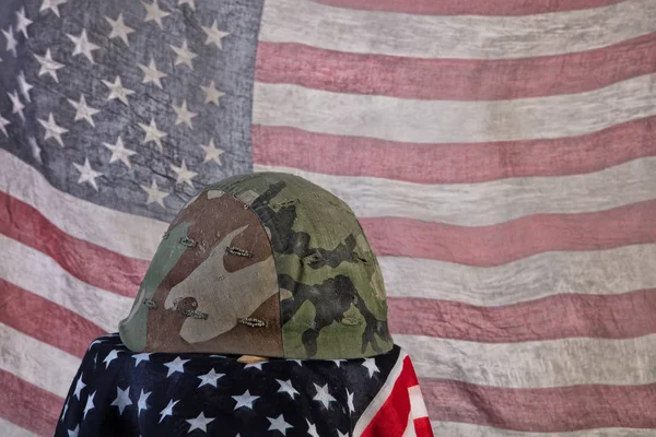 Ancien casque et drapeau de l'armée — Photo