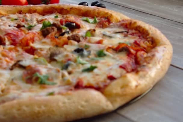 Пицца на старом деревянном столе — стоковое видео