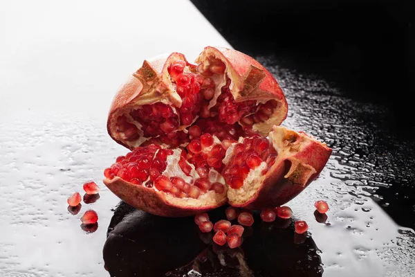 Granatapfel auf einem Glashintergrund — Stockfoto