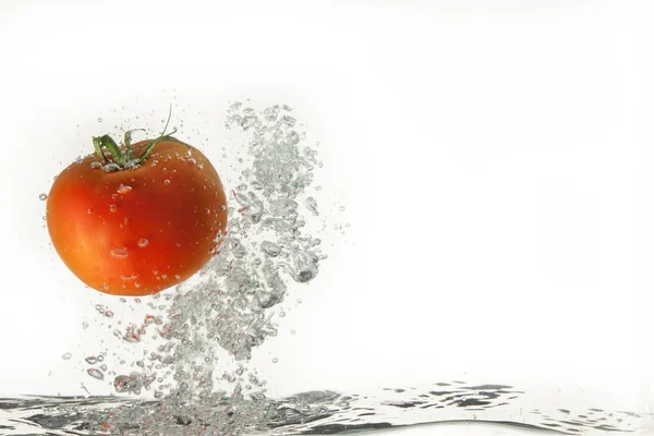 Tomate en el agua —  Fotos de Stock