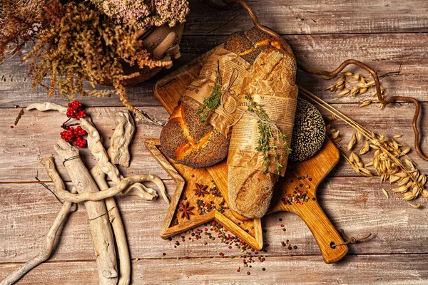 Pão em uma mesa de madeira — Fotografia de Stock