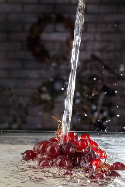 Branco di uva e flusso d'acqua — Foto Stock