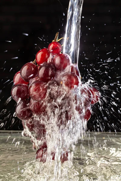 Branco di uva e flusso d'acqua — Foto Stock