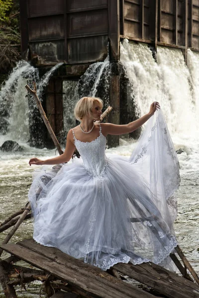 Jeune Femme Blonde Dans Une Robe Mariée Blanche Près Cascade — Photo