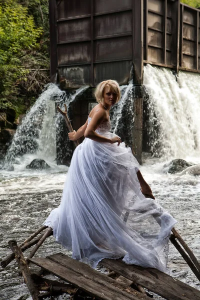 Mladá Blondýnka Bílých Svatebních Šatech Poblíž Vodopádu — Stock fotografie