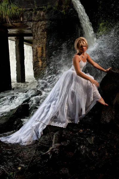 Jonge Blonde Vrouw Een Witte Bruiloft Jurk Buurt Van Waterval — Stockfoto