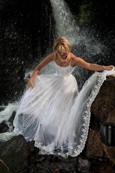 Jeune Femme Blonde Dans Une Robe Mariée Blanche Près Cascade — Photo