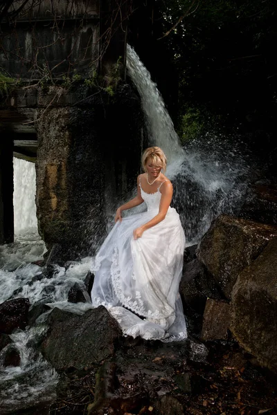 Молодая Блондинка Белом Свадебном Платье Водопада — стоковое фото