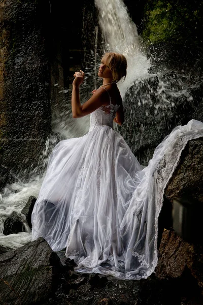 Jovem Loira Vestido Noiva Branco Perto Cachoeira — Fotografia de Stock