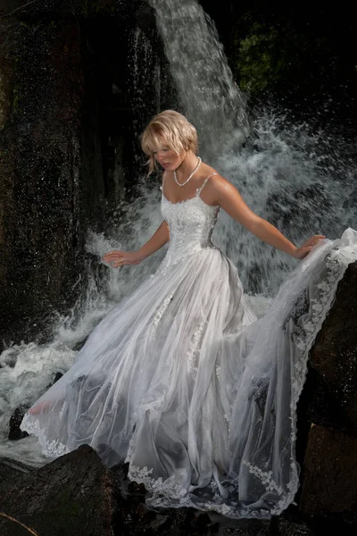 Jonge Blonde Vrouw Een Witte Bruiloft Jurk Buurt Van Waterval — Stockfoto