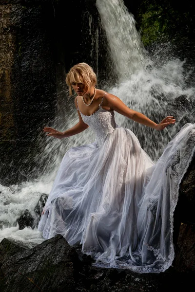 Młoda Blondynka Kobieta Sukni Ślubnej Bieli Pobliżu Wodospadu — Zdjęcie stockowe