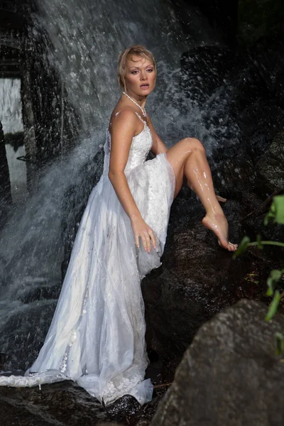 Jeune Femme Blonde Dans Une Robe Mariée Blanche Près Cascade — Photo