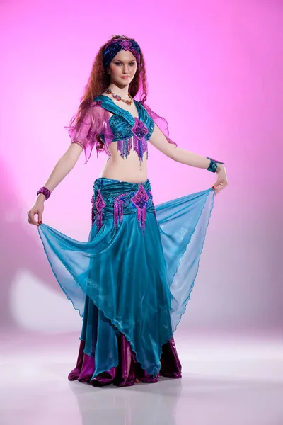 Geleneksel Doğu Dansı Kıyafeti Giymiş Genç Bir Kadın — Stok fotoğraf