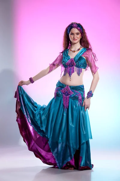 Giovane Donna Vestita Con Tradizionale Abbigliamento Ballo Orientale — Foto Stock