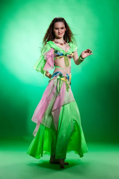 Mujer Joven Vestida Con Una Ropa Tradicional Baile Oriental — Foto de Stock