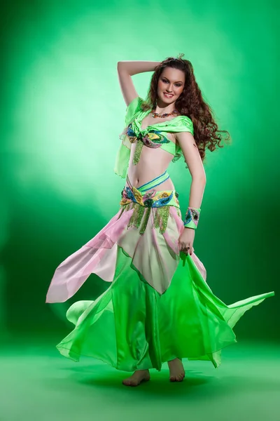 Mujer Joven Vestida Con Una Ropa Tradicional Baile Oriental — Foto de Stock