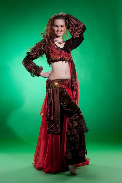 Νεαρή Γυναίκα Ντυμένη Ρούχα Παραδοσιακού Ανατολικού Χορού — Φωτογραφία Αρχείου