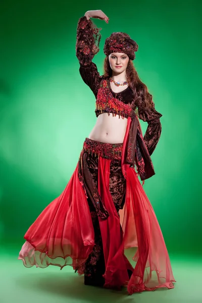 穿着传统东方舞蹈服装的年轻女子 — 图库照片