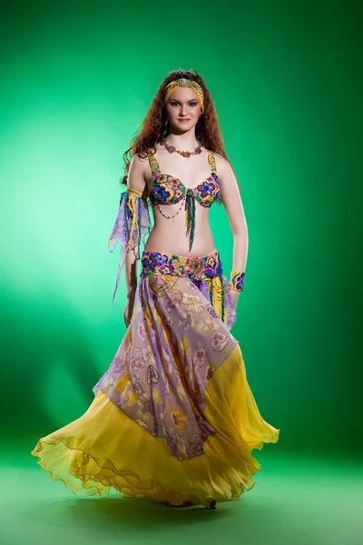 Mladá Žena Oblečená Tradičním Východním Tanečním Oblečení — Stock fotografie