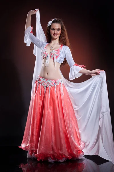 Młoda Kobieta Ubrana Tradycyjną Wschodnią Odzież Taneczną — Zdjęcie stockowe