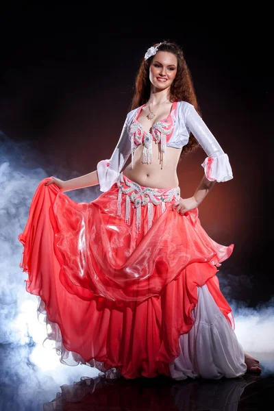 Jovem Vestida Com Uma Roupa Tradicional Dança Oriental — Fotografia de Stock