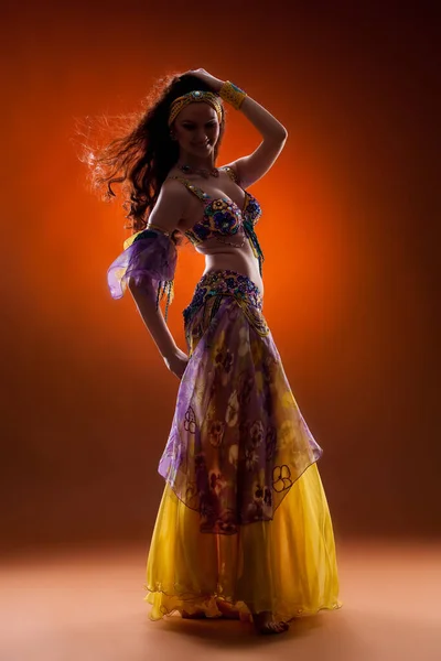 Mujer Joven Vestida Con Una Ropa Tradicional Baile Oriental —  Fotos de Stock