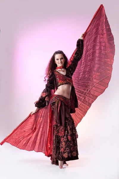 Девушка Одетая Традиционную Восточную Танцевальную Одежду — стоковое фото