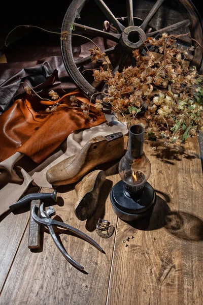 Schuhe Schuhmacherwerkzeuge Und Lederstücke Auf Atelierhintergrund — Stockfoto